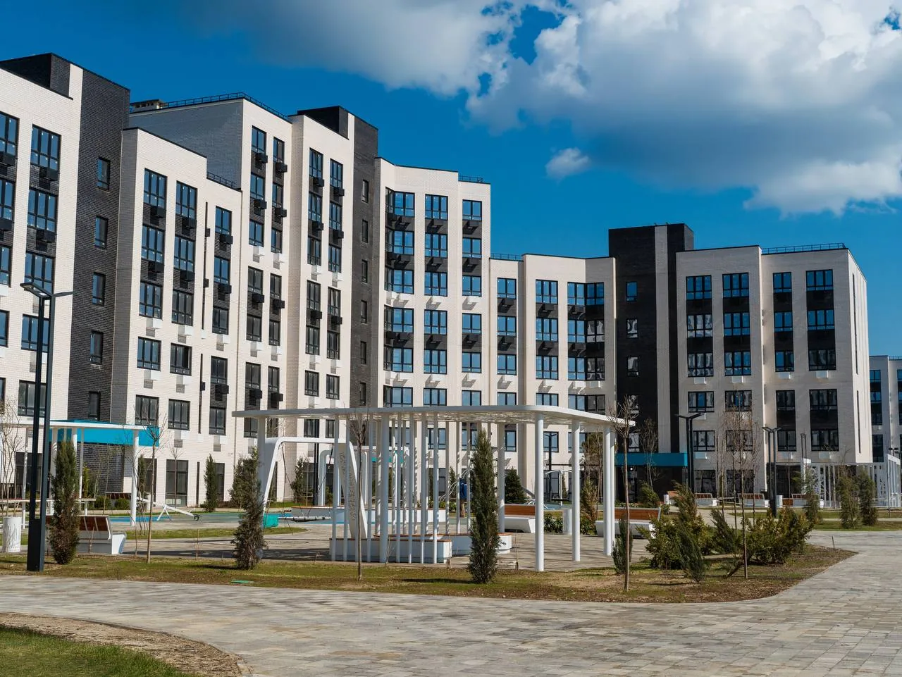 Современный жилой комплекс с многоэтажными домами и благоустроенным двором для выбора квартиры