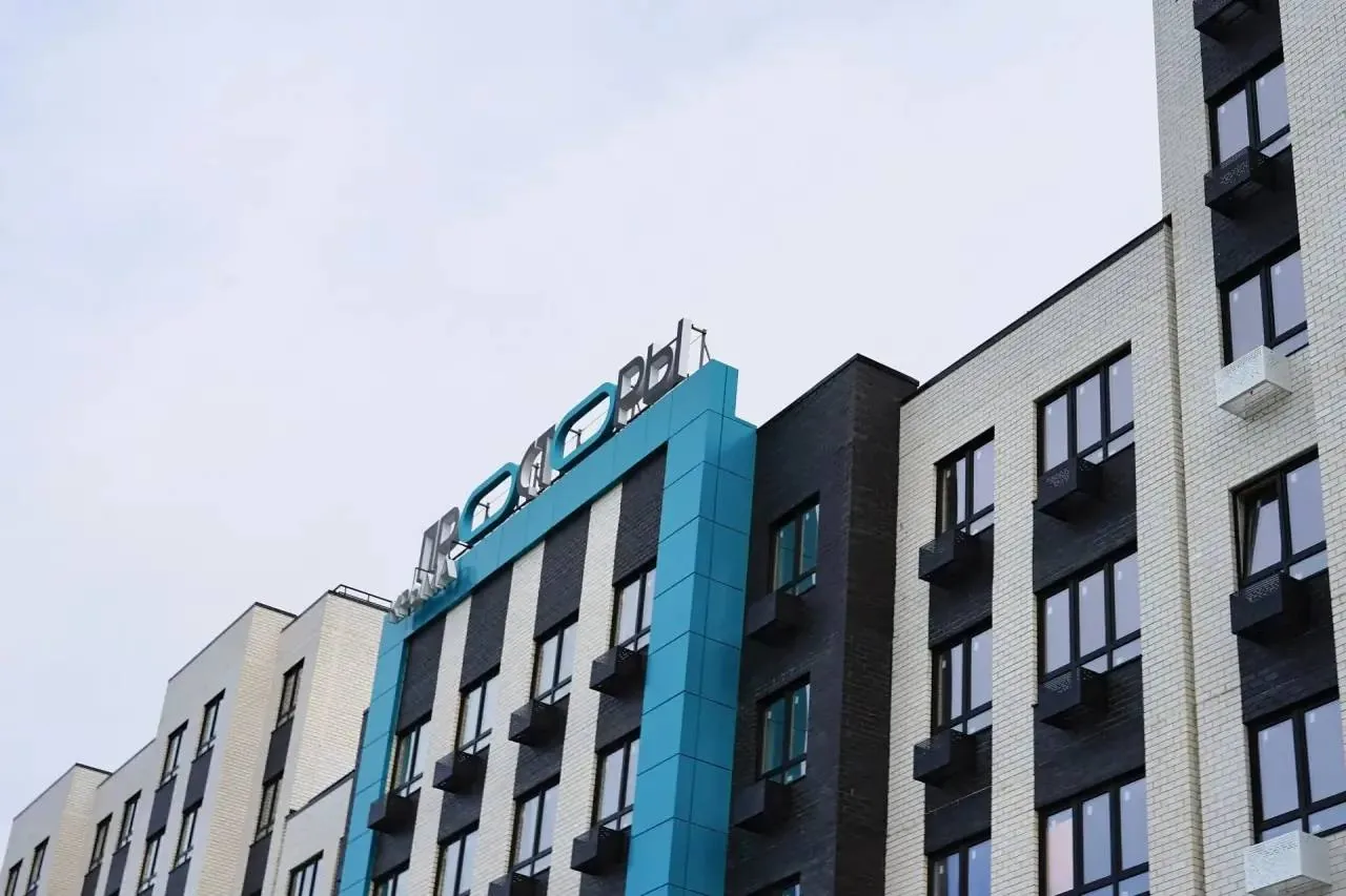 Современное многоквартирное здание жилого комплекса у моря